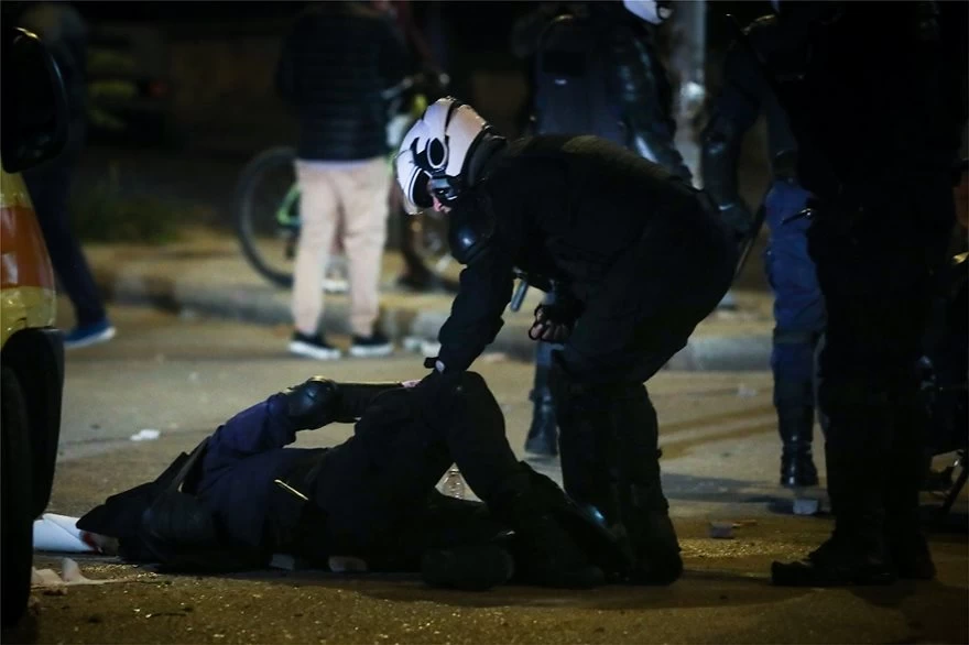 Επεισόδια στη Νέα Σμύρνη – Δείτε βίντεο: Καρέ καρέ η επίθεση σε βάρος του αστυνομικού